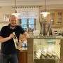 Winzer Robert Platzer mit seinem prämierten Welschriesling Ried Aunberg