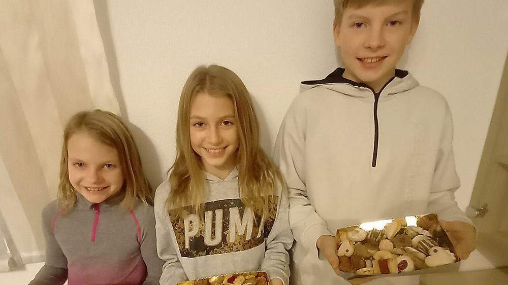 Alina, Anja und Marco Kern helfen beim Keksbacken - und Verkosten - natürlich fleißig mit
