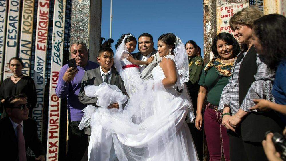 Durch eine geöffnete Tür im Grenzzaun zwischen den USA und Mexiko hindurch haben eine Mexikanerin und ein US-Amerikaner am Samstag geheiratet