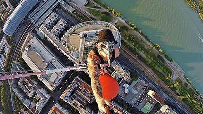 "Flying Dutchman" auf der Antennenspitze des 202 Meter hohen Millenium Towers in Wien