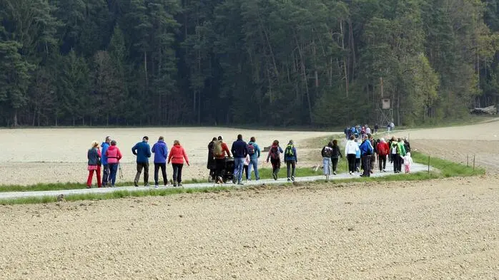 Bei „erfrischenden“ Temperaturen und einer Streckenlänge von rund zwölf Kilometern lockte der heurige Schachblumenwandertag wieder naturbegeisterte Wanderer aus nah und fern nach Großsteinbach. 