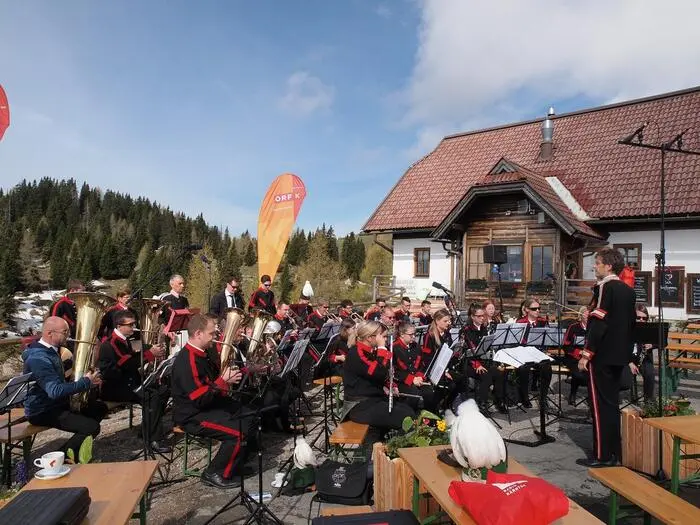 Am 7. Juli ab 10.30 Uhr spielt die Bergmusik Bad Bleiberg auf der Rosstratten