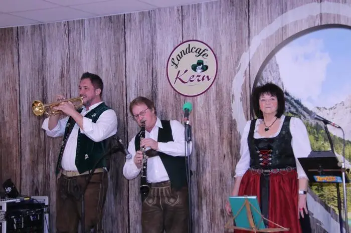 So altbekannte Stück’ln wie „Es ist so schön ein Musikant zu sein“, „Franz Fohr net nach San Franzisko“ oder „Der Dings do“ rissen die Fans zu Begeisterungsstürmen hin.