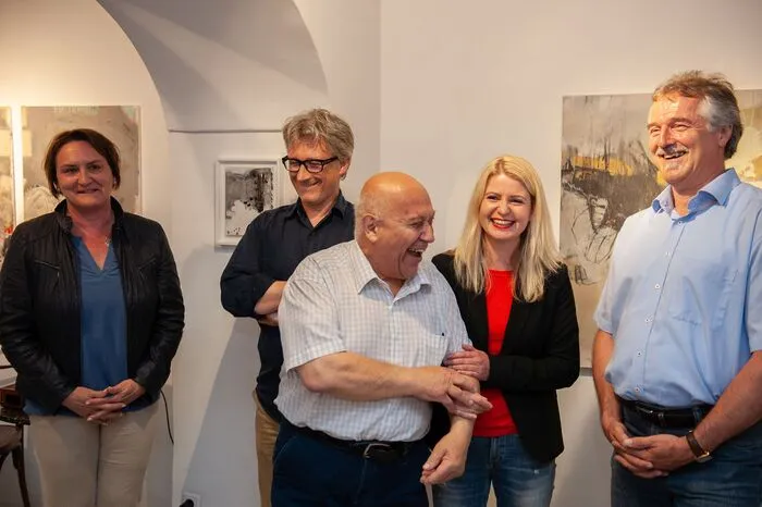 Unter den Besuchern: Bürermeister Franz Josef Smrtnik, Vizebürgermeister Lisa Lobnik, Apotheker Edgar Piskernik, Museumsbetreiber Bedi Böhm-Besim, Unfallchirurgen Silvia und Günther Bachler, Ex-Fussballprofi Christian Kraiger sowie die Künstlerkolleginnen Ulla Glatz und Sabine Krammer-Höffernig