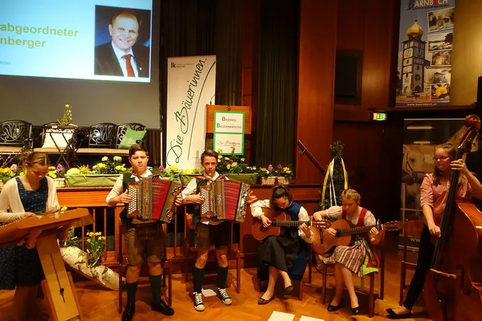 Zehn Bäuerinnen aus dem Bezirk wurden mit der Bäuerinnennadel ausgezeichnet.