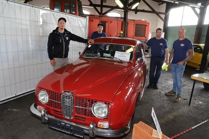 „Wir zeigen Autos verschiedener Firmen und Modelle, Traktoren und Mopeds. In der Sonderausstellung sind speziell ausgesuchte Modelle wie Caprios zwischen 28 und 500 PS oder das Sondermodell SAAB aus dem Jahr 1967 zu sehen“, so Hauptorganisator Reinhard Kaufmann (2. v. r.), im Bild mit Mitorganisatoren bei dem Sondermodell SAAB.