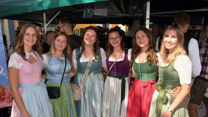 Auch für diese Damen gehört das Marktfest in Weißkirchen einfach dazu