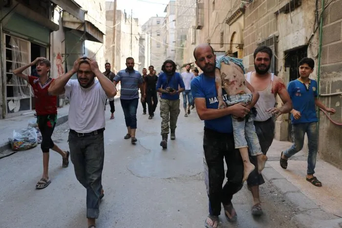Viele Verletzte seien noch in einem kritischen Zustand. Wie die Syrische Beobachtungsstelle für Menschenrechte am Samstag mitteilte, starben in der Stadt Idlib zudem mindestens 58 Zivilisten.