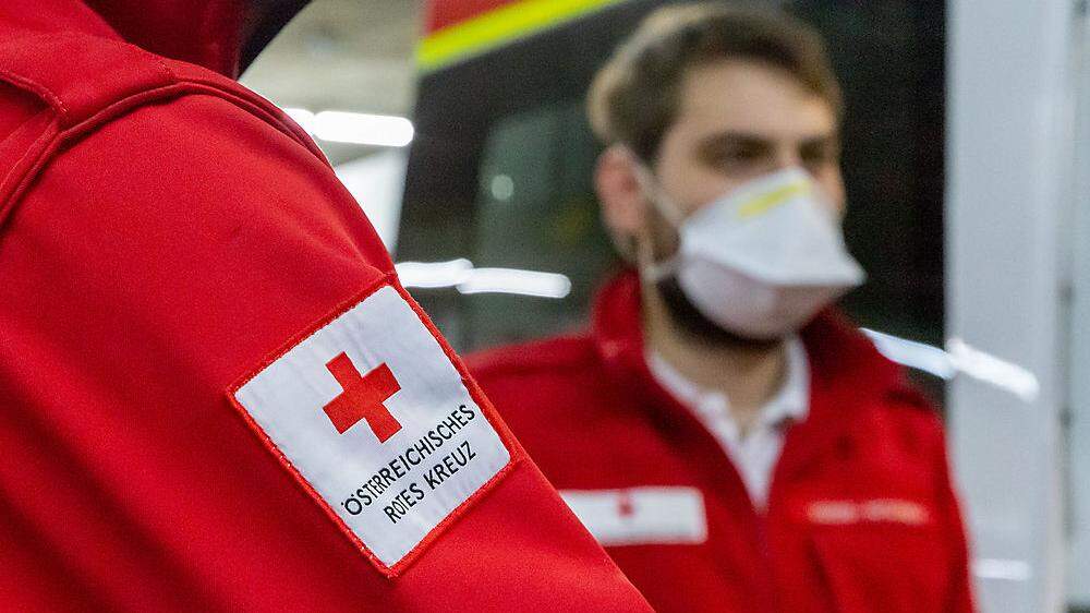Die Verletzten wurden nach ärztlicher Erstversorgung vor Ort von der Rettung ins UKH und ins Klinikum Klagenfurt gebracht - Sujetbild