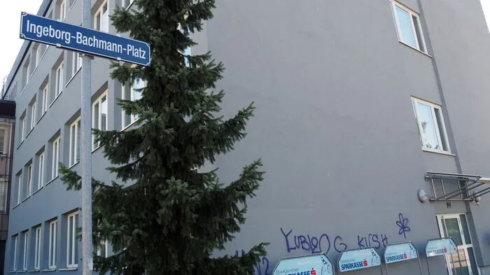 Das Klagenfurter Ingeborg-Bachmann-Gymnasium ( IGB ) wurde in der Nacht auf Montag an drei Fronten mit Graffiti besprüht. Das neue Streichen von drei Wänden erhöht den Aufwand. Die  Sprühattacke entlang der Außenwände der Schule beinhaltet zu allem Übel auch noch einen Rechtschreibfehler. 