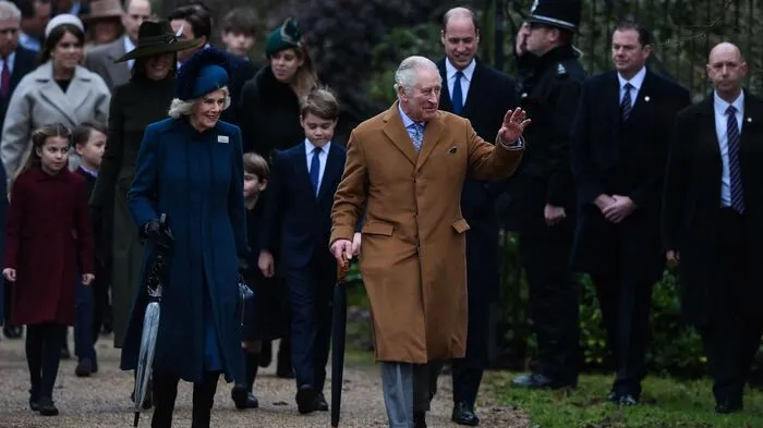 Erstmals seit drei Jahren haben die britischen Royals ihre Tradition wieder aufgenommen und gemeinsam einen Weihnachtsgottesdienst besucht.