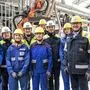 CEO Stefan Borgas (3. von rechts mit weißem Helm) mit Führungskräften und Lehrlingen in Radenthein: "Karrieren im gesamten deutschsprachigen Raum ermöglichen“