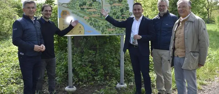 Regionsvorsitzender Stellvertreter Franz Fartek, Biosphärenpark-Manager Andreas Schuster, Regionsvorsitzender Michael Wagner, Regionalmanagement-Geschäftsführer Michael Fend und Bürgermeister Karl Lautner (v. l.) präsentierten das Erlebnisareal