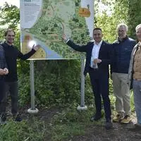 Regionsvorsitzender Stellvertreter Franz Fartek, Biosphärenpark-Manager Andreas Schuster, Regionsvorsitzender Michael Wagner, Regionalmanagement-Geschäftsführer Michael Fend und Bürgermeister Karl Lautner (v. l.) präsentierten das Erlebnisareal