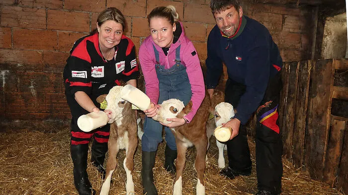 Angelika, Lilly und Rudolf Zenz haben beim täglichen Füttern der Drillinge allerhand zu tun