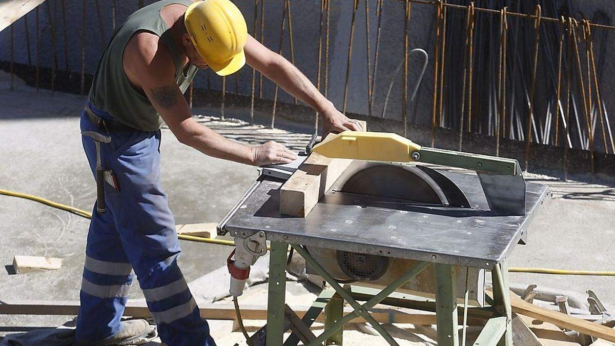 Zuerst bekam der Arbeiter einen leichten elektrischen Schlag, dann schlug er mit dem Kopf auf die Arbeitsplatte