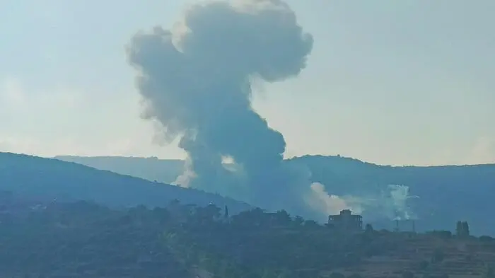 TOPSHOT - Smoke billows from an area targeted by an Israeli airstrike between the southern Lebanese border villages of Zibqin and Yater on August 25, 2024, amid escalations in the ongoing cross-border tensions as fighting continues between Israel and Hamas militants in the Gaza Strip. Hezbollah said early on August 25 it had launched more than 320 rockets at Israel overnight, targeting a string of military positions, even as Israel's military said it was carrying out pre-emptive strikes against the group. (Photo by Kawnat HAJU / AFP)