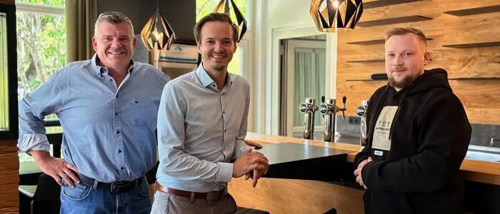 Der Frohnleitner Wirtschaftsstadtrat Franz Tieber, Bürgermeister Johannes Wagner und Gastronom Daniel Deutsch im neuen Trend im Volkshaus