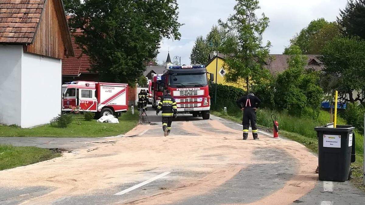 Öleinsatz der Feuerwehren in Wagna