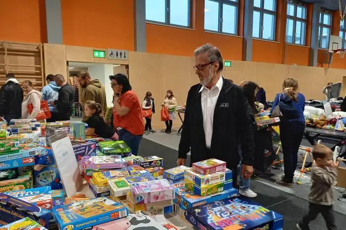 „Es ist nicht übertrieben, wenn man sagt, dass die knapp 800 Quadratmeter große Veranstaltungshalle ein großes Warenhaus wurde und regelrecht gestürmt wurde“, erzählt Altbürgermeister Engelbert Huber (Foto). Knapp 2000 Artikel wurden verkauft.