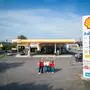 Das sechsköpfige Team vor der Orell-Shell-Tankstelle in Heimschuh