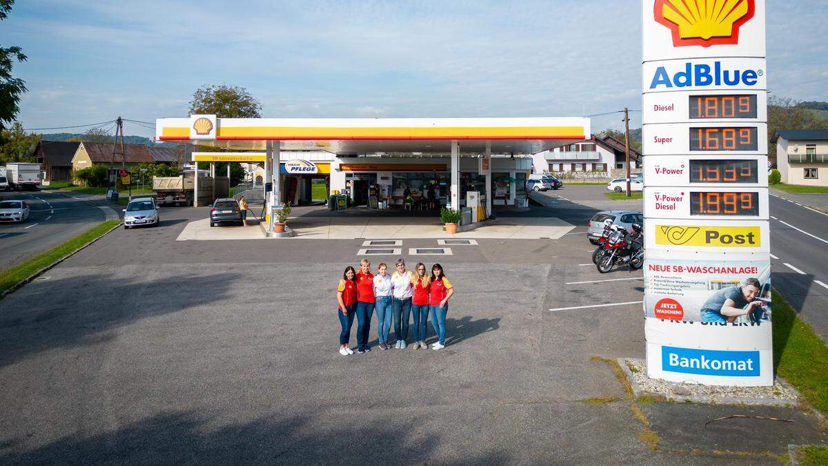 Das sechsköpfige Team vor der Orell-Shell-Tankstelle in Heimschuh