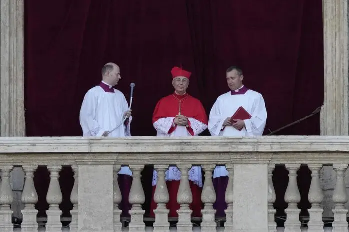 Es tut sich was am Balkon. Der neue Papst, Leo XIV., kommt aus den USA. „Habemus papam!“, teilte Kardinal Dominique Mamberti mit.