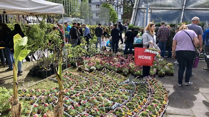 Um 9:30 Uhr startete der Pflanzenraritätenmarkt im Botanischen Garten.