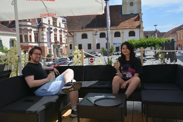 Während das Vaibz in der Herrengasse nur Gästen ab 18 Jahren offen steht, sind im Beach Club alle Altersgruppen gerne gesehen. „Es ist von eins bis 100 jeder willkommen“, lacht Koller.