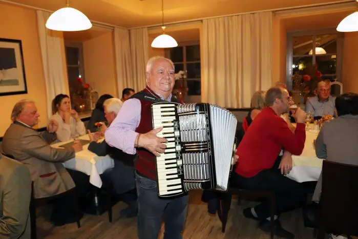 Alfred „Alfi“ Schmied spielte auf seiner Harmonika flott auf.