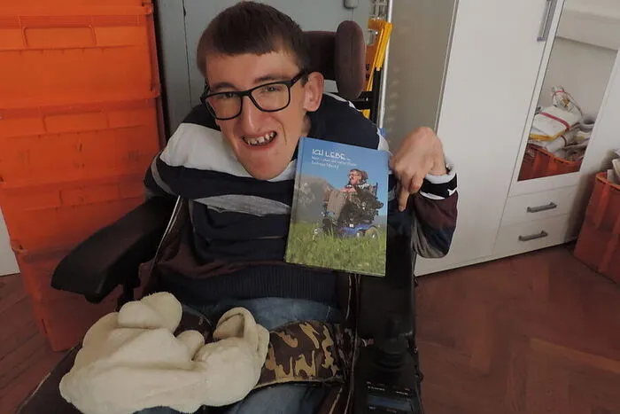 Andreas Marold (19) aus Leoben sitzt nach einem Schwimmunfall im Rollstuhl und kann nicht mehr sprechen. Jetzt schrieb er ein Buch. Mehr dazu