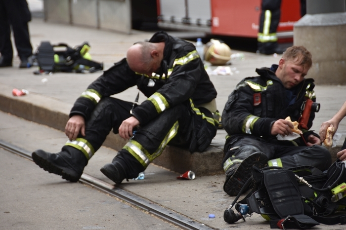 Die Feuerwehr war am Sonntag damit beschäftigt, das Gebäude vor herabfallenden Teilen zu sichern.
