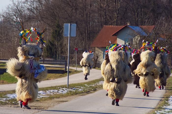 Die Kurenti tragen zwar auch Felle, aber sie sind bunter als Krampusse und nur im Fasching unterwegs