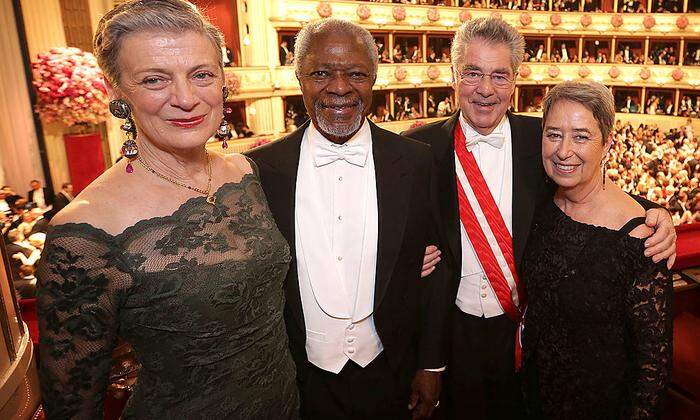 Annan mit Ehefrau Nana Maria sowie Margit und Heinz Fischer 2014 am Wiener Opernball 