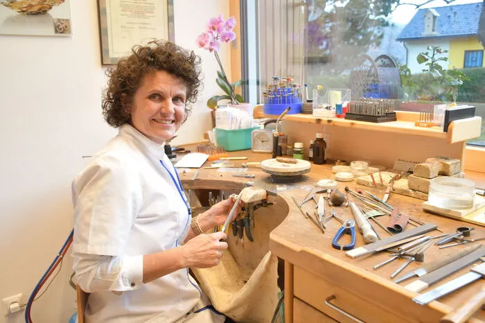 In ihrer Werkstatt in Rennweg fertigt Andrea Kratzwald in liebevoller Detailarbeit ...