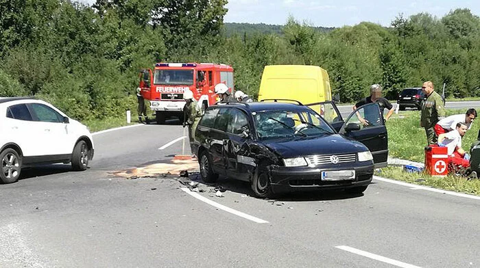 Ein Pkw-Lenker dürfte verabsäumt haben, Vorrang zu geben.
