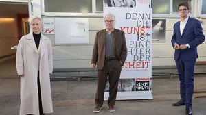 Angelica Ladurner, Michael Köhlmeier, Marco Riebler vor dem Probebühnen-Eingang