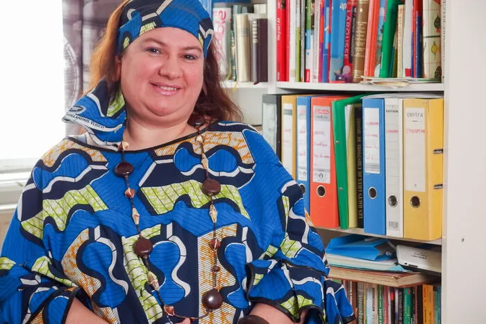 Claudine, 47-jährige Weltbürgerin aus Wien, ist seit 2015 offiziell geschieden. Außer dem gemeinsamen Glauben verband die Eheleute nicht viel, „Ich war viel zu unreif und habe nicht überlegt.“ Claudine träumt von einem gebildeten Mann, „er muss kein Akademiker sein, es gibt viele Leute, die haben sich auch selbst gebildet!“ Er soll über 40 sein und ihre zwei Söhne akzeptieren, „das ist nicht einfach.“ Sie selbst legt viel Wert auf Toleranz, Herzensbildung, Generosität, Respekt und Moral, der Mann soll ebenso wie sie weltoffen sein. Die studierte Afrikanistin trägt auch eine große Liebe für Afrika im Herzen.