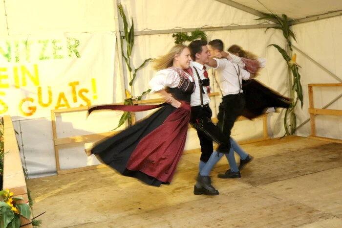 Für den schwungvollen Auftanz sorgten die LJ-Gruppen Himmelberg ...