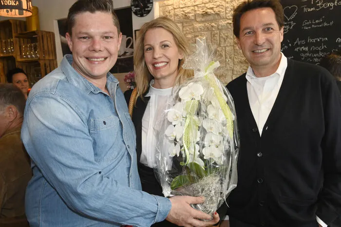 Bernrhard Kepe mit den Hausherren Walter More und Gattin.