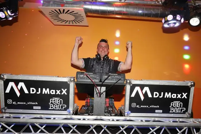 Zudem konnten sich die Besucher auf eine tolle Blaulichtdisco mit Markus Aigner alias „DJ MaxX“ und zu Mitternacht auf eine große Tombola freuen. 