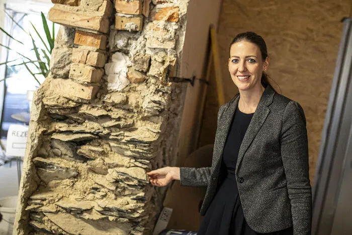 Im Eingangsbereich wurde ein kleiner Bereich von der Grundmauer freigelegt. "Er wird später verglast", erzählt Eigentümertochter und Rezeptionistin Iris Pranter.