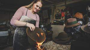 Karin Krahl-Wichmann arbeitet in ihrer Werkstatt regelmäßig mit offener Flamme