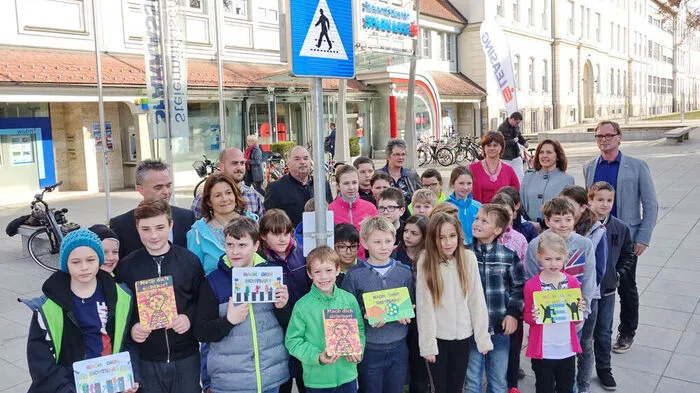 Die Hinweistafeln der Volksschulkinder sollen zur Sicherheit für Fußgänger beitragen