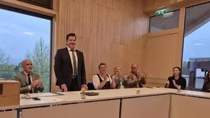 Andreas Stangl (ÖVP, stehend) wurde zum Bürgermeister von Preding gewählt