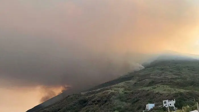 Dass sie auf einem Pulverfass leben, wissen die Bewohner von Stromboli. Nur wenige Hundert sind es, die an einem der aktivsten Vulkane der Welt das ganze Jahr über wohnen. Erst im Sommer beginnt auf der gleichnamigen kleinen Insel vor der sizilianischen Küste der große Rummel.  