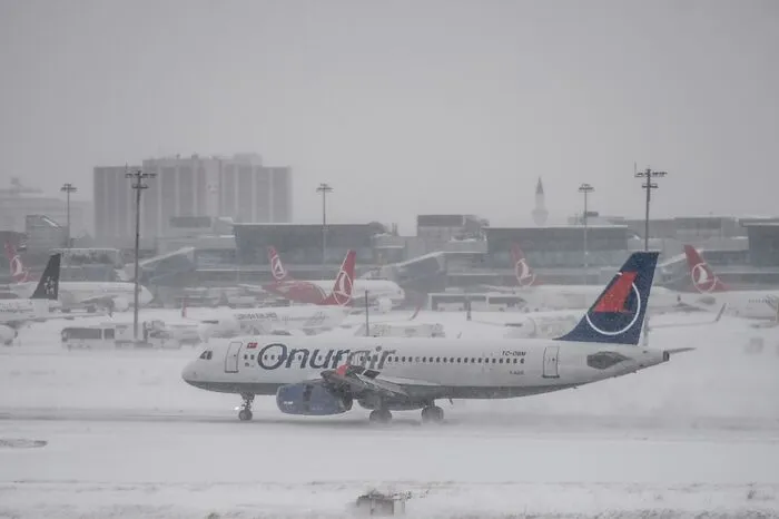 Auf dem Flughafen Atatürk, dem größten der Türkei, seien die Inlandsflüge bis zum frühen Sonntagabend eingestellt worden, meldete die Nachrichtenagentur DHA. Auch zahlreiche internationale Verbindungen wurden gestrichen. Nach Angaben von DHA waren insgesamt mehr als 600 Flüge betroffen.