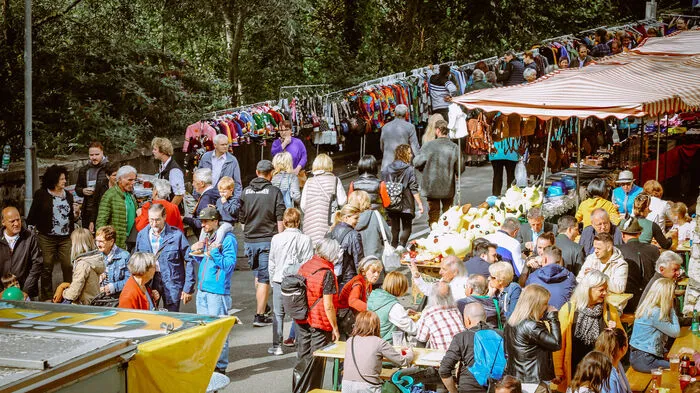 Tausende Besucherinnen und Besucher sind schon in Leoben unterwegs, um am Gösser Kirtag zu feiern.