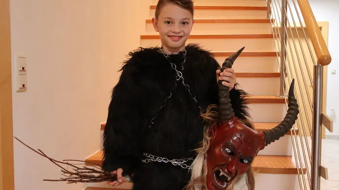 Johannes Gerstl (10) aus Frösau kann es kaum erwarten, bis die ersten Perchtenläufe wieder losgehen.