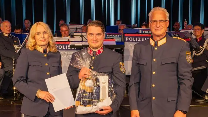 Landespolizeidirektorin Michaela Kohlweiß, Polizist des Jahres 2025 Revierinspektor Markus Urbanek von der Autobahnpolizei Villach und Landespolizeidirektor-Stv. Generalmajor Arthur Lamprecht (von links)